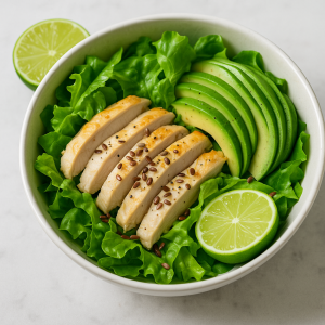 Avokádový Salad with Plátkami Chickench Pŕs and Lime